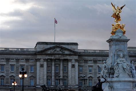 Buckingham Palace England Gold Statue Holyrood Palace Creepy