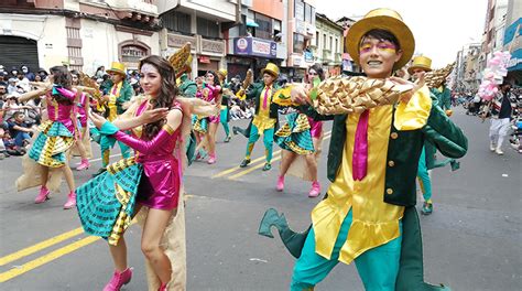 El desfile de la Fiesta de la Fruta y de las Flores se vive con música