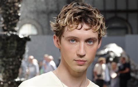 Troye Sivan répond aux critiques sur la diversité corporelle dans la