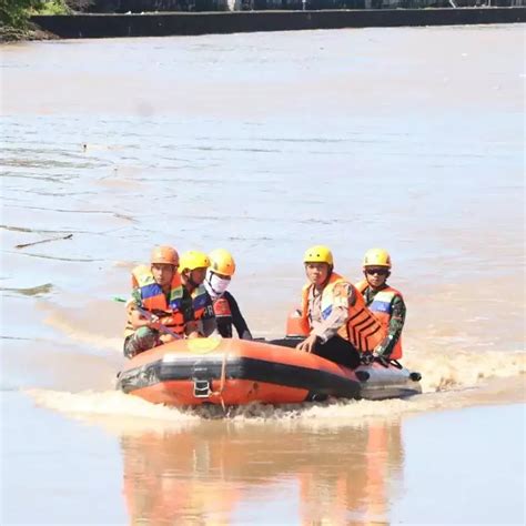 Lanud SUT Bantu Pencarian Korban Bencana Banjir Bandang Di Sungai