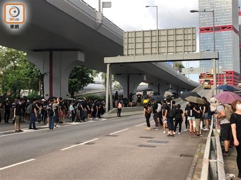 修例風波：銅鑼灣有示威者拆鐵欄 干諾道中被堵路｜即時新聞｜港澳｜oncc東網