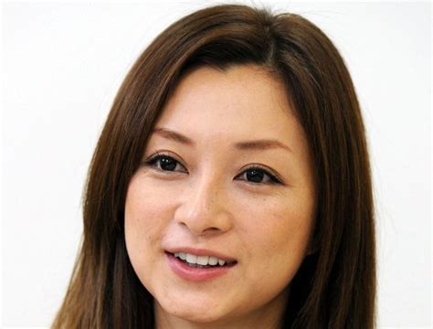 45歳歌姫が激変！金髪ショートヘアのほろ酔いショットが大反響「色気ばりばり」「むっちゃ笑顔やん」「変わらず美人さん」：「おっ！」でつながる地元