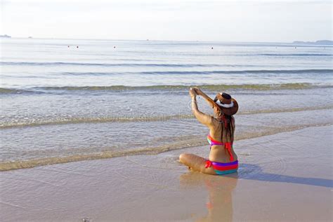El Bikini Y El Sombrero Hermosos Del Cuerpo De La Mujer Relajan La Sol