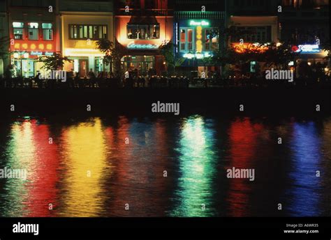 Popular night spot at Boat Quay Stock Photo - Alamy