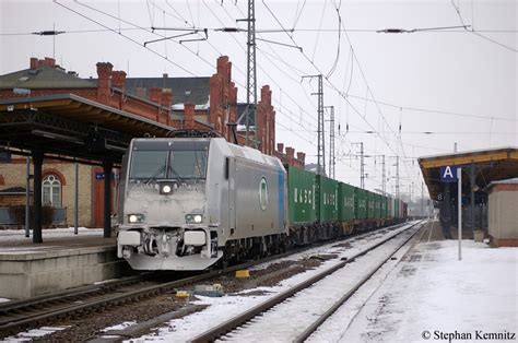 185 677 2 von der Railpool im Dienst für ITL mit einem Containerzug