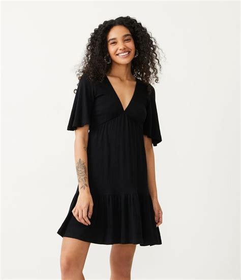 Vestido Curto Em Viscose Texturizada Decote V E Babado