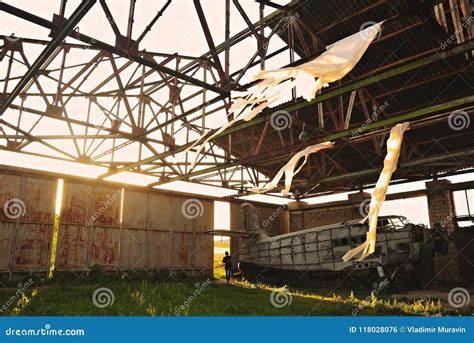 Aviones Ligeros Viejos En Un Hangar Abandonado Foto De Archivo Imagen