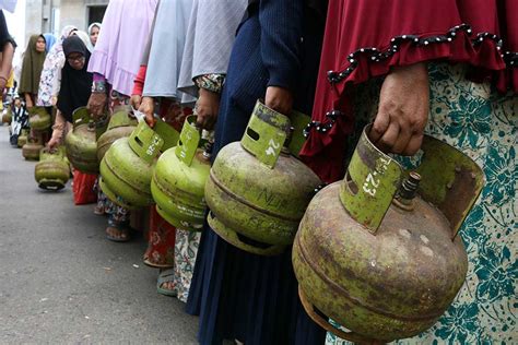 Warga Mengantre Beli Gas Elpiji Kilogram Saat Operasi Pasar Di Aceh