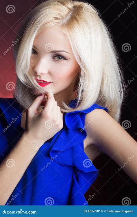 Blonde Hermoso Elegante De La Muchacha Con Los Labios Rojos En Un