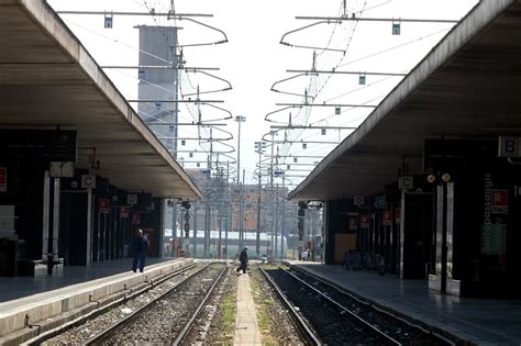 Roma Uomo Si Suicida Gettandosi Sotto Un Treno Alla Stazione Di San