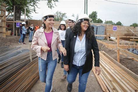 Mayra y el Ministro Agustín Simone recorrieron la obra de 48 viviendas