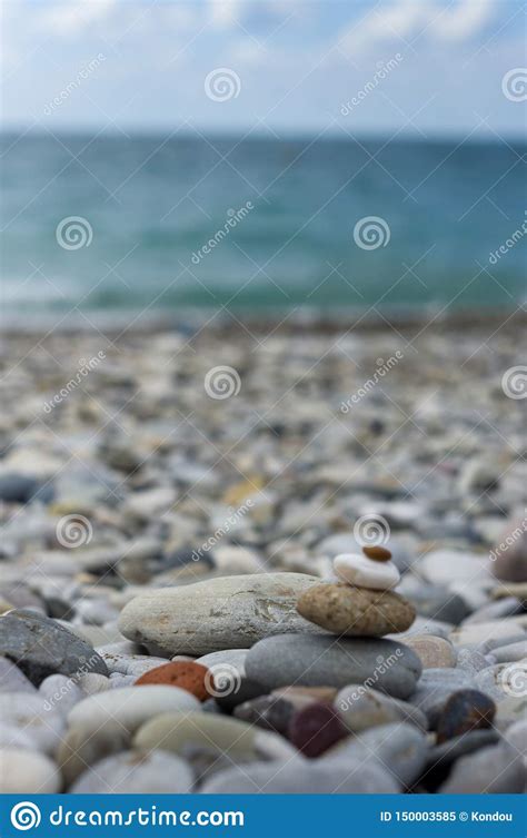 Pilha De Pedras Do Zen Em Pebble Beach Imagem De Stock Imagem De