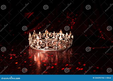 Couronne De Luxe Royale Sur Fond Rouge Photo Stock Image Du Magique