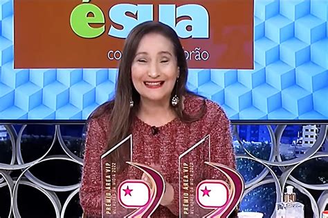 Sonia Abrão recebe troféus do Prêmio Área VIP 2022 ao vivo no A Tarde