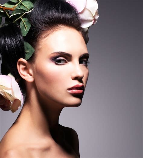 Closeup Portrait De Belle Jeune Femme Avec Des Fleurs Roses Dans Les