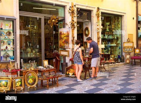 Touristen geschäfte taormina sizilien Fotos und Bildmaterial in hoher