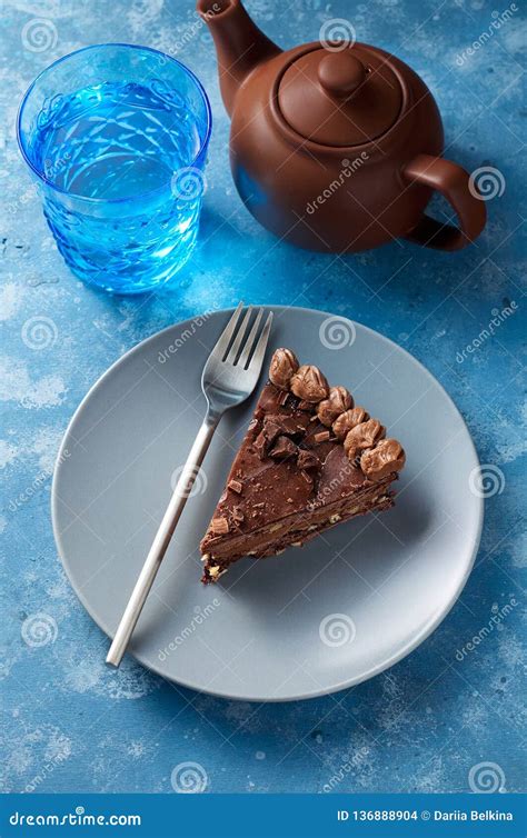 Pedazo De Torta De Chocolate Oscura Con El Buttercream Las Nueces Y El