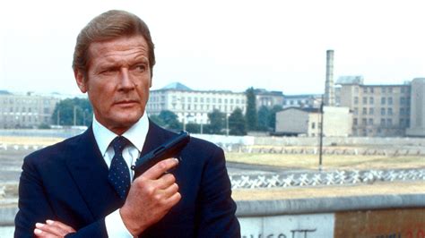 Roger Moore Dead Fellow 007s Honor The James Bond Actor