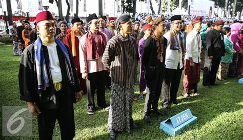 Ratusan PNS Kenakan Pakaian Adat Peringati Hardiknas Foto Liputan6