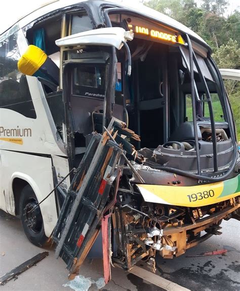 Colisão entre ônibus da Gontijo e caminhão deixa 7 feridos na BR 262