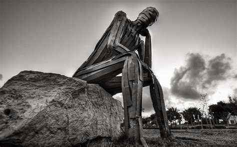 Banco De Imagens Homem Rocha Preto E Branco Fotografia Monumento