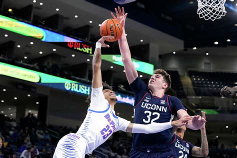 Nba Scouts Size Up Uconns 7 Foot 2 Freshman Donovan Clingan