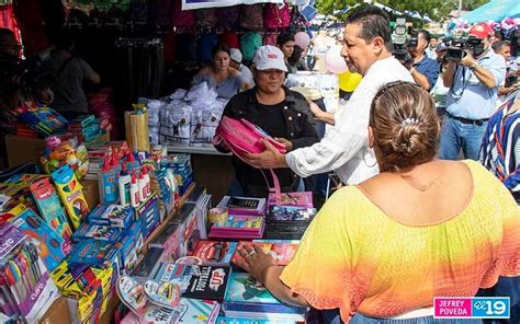 Compañero Salvador Vanegas visita Feria Escolar en el mercado Roberto