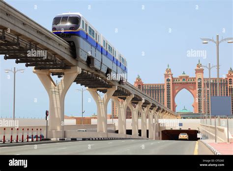 19 Avril DubaÏ Atlantis Hôtel Train Monorail île Artificielle Palm Jumeirah Dubai Uae 19 Avril