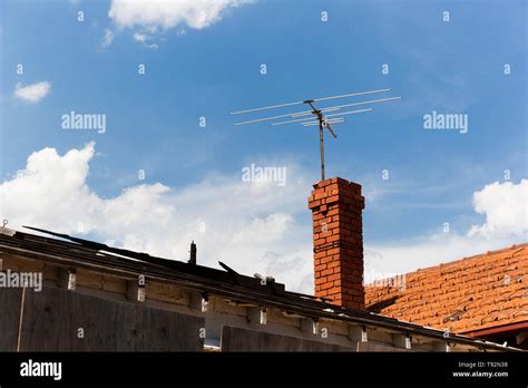 Schornstein mit tv antenne Fotos und Bildmaterial in hoher Auflösung