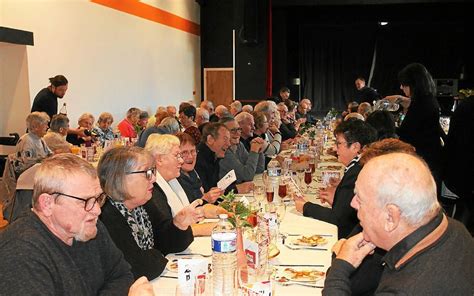 Une Centaine De Convives Au Repas Des A N S Offert Par Le Ccas De Cast