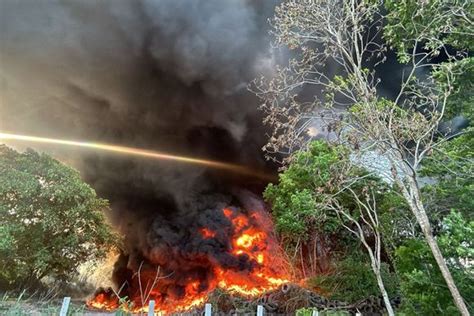 Continúa el incendio en el antiguo basurero de Cancún bomberos sofocan