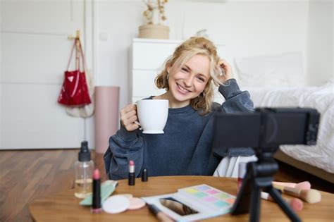 Portrait D Une Jeune Blogueuse Blonde Qui Enregistre Une Vid O O Elle