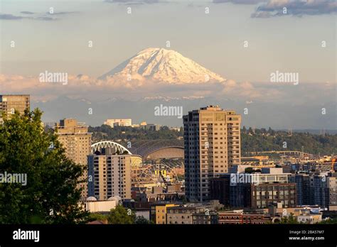 The Seattle Skyline With A Prominent Mount Rainier Stock Photo Alamy