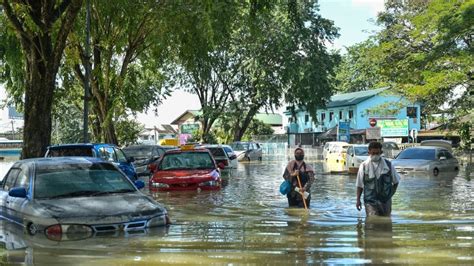 Thousands Flee As Floods Worsen In Malaysia India Today