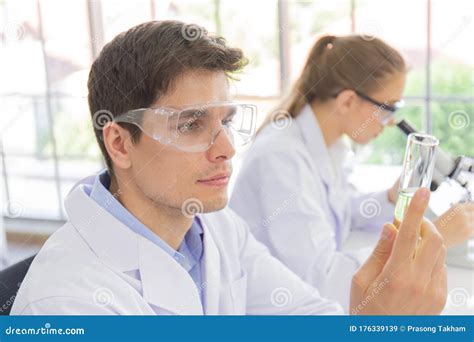 Cientistas Do Sexo Masculino E Feminino Imagem De Stock Imagem De