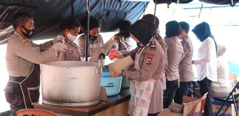 Dapur Lapangan Tni Polri Siapkan Makanan Untuk Masyarakat Terdampak