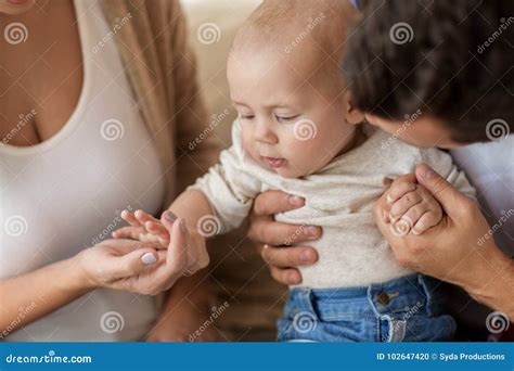 Stäng Sig Upp Av Den Lyckliga Familjen Med Behandla Som Ett Barn Hemma