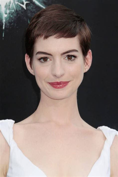 Anne Hathaway Look Book Anne Hathaway Short Hair Pixie Haircut