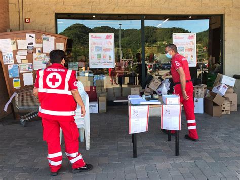 Croce Rossa Volontari Impegnati Nella Raccolta Alimentare Il Piccolo