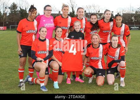 Jess McKay Kapitän des Luton Town Ladies FC feiert den Sieg des Adobe