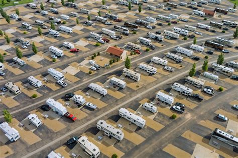 Luftaufnahme eines wohnwagen urlaubs in einem campingpark für