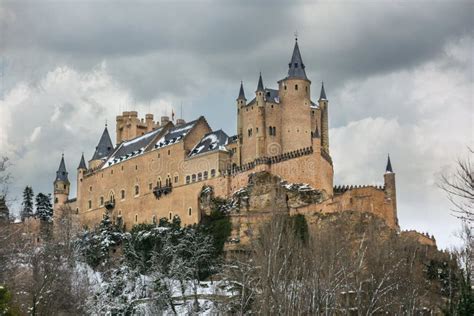 El Alcázar De Segovia En Invierno Uno De Los Castillos Más Famosos De