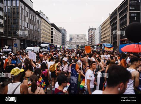 Mailand, die Parade Milan Pride 2024 mit mehr als 350 000 Teilnehmern ...