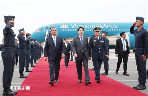 Presidente Vietnamita Llega A Per Para Una Visita Oficial Y