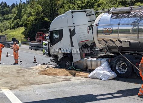 Camion Sfonda Spartitraffico E Finisce Sulla Carreggiata Opposta