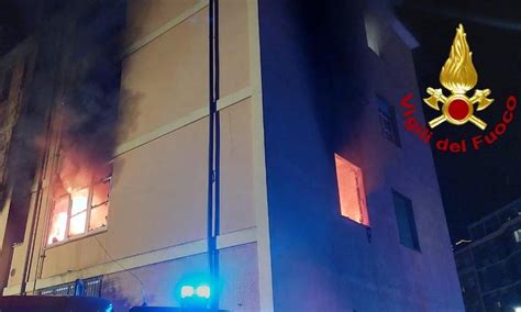 Pesante Incendio In Una Palazzina Diverse Persone Intossicate Dalle