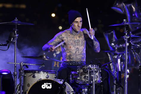 Tommy Hilfiger closes bold show with Travis Barker on drums | AP News