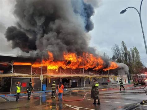 Gran Incendio En La Feria De Abastos De Illapel Las Llamas Consumen