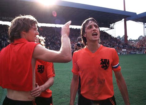 La Naranja Mec Nica El F Tbol Total De Rinus Michels Y Johan Cruyff