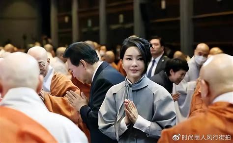 韩国第一夫人时隔1个月亮相又惊艳！白色风衣配白裙，嫩如小姑娘 财经头条